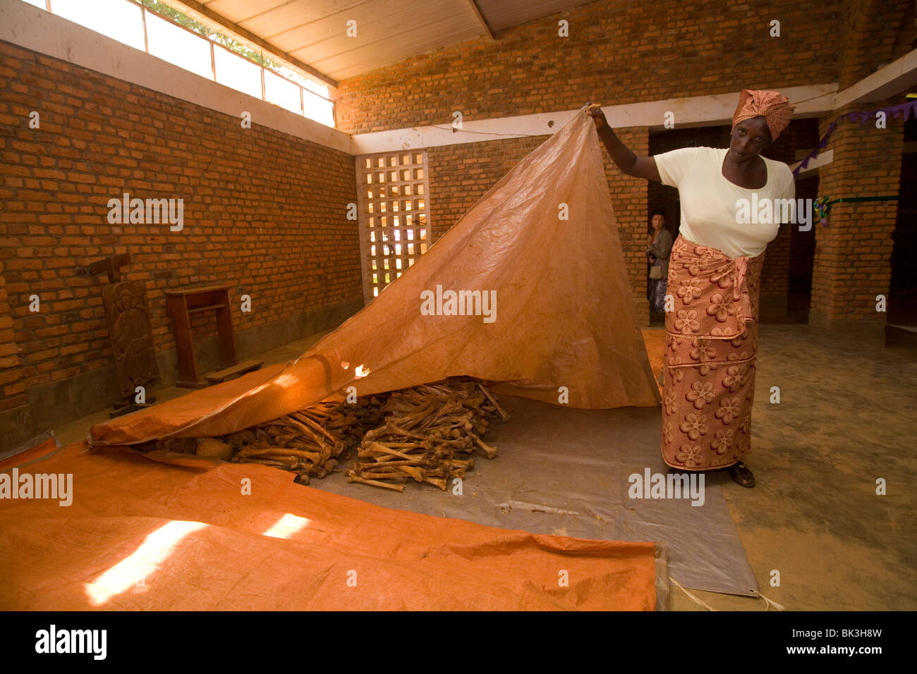 Seraphine Mukamusoni mostra le ossa di Tutsi uccisi nella ex chiesa di Nyamata nel 1994 il genocidio in Ruanda, Africa Foto Stock