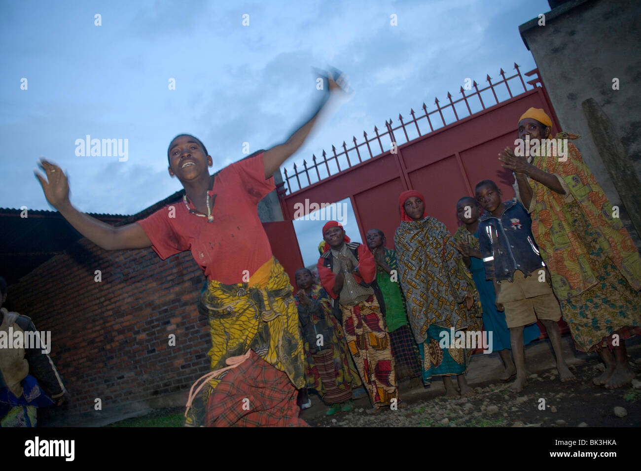 Balli pigmeo nella regione di Ruhengeri, Ruanda, Africa Foto Stock