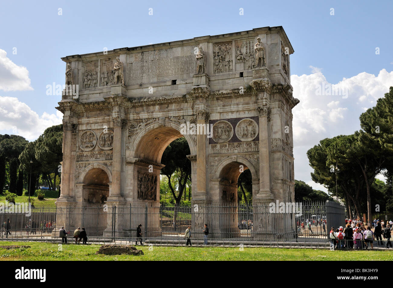 L'Arco di Costantino spanning via Triumphalis, Roma Foto Stock