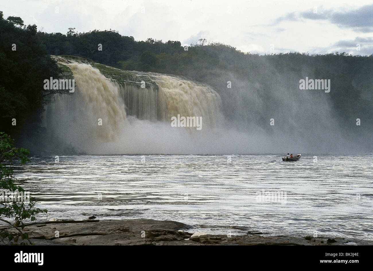 Il fiume Carrao cascades over Hacha cade con sfumatura marrone di acqua proveniente da tannini lisciviato dalla foresta circostante Foto Stock