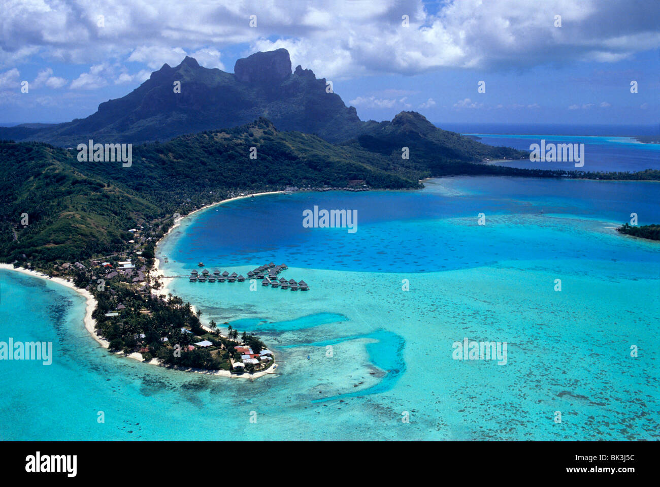 Vista aerea dell'isola di Bora Bora nelle isole della Società della Polinesia Francese, South Pacific. Foto Stock Vista aerea dell'isola di Bora Bora nelle isole della Società della Polinesia Francese, South Pacific. Foto Stock