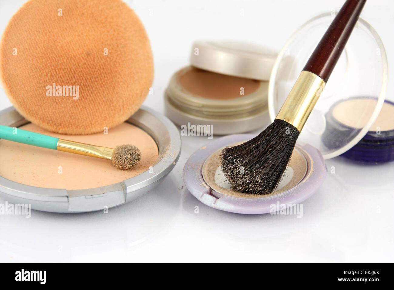 Ancora in vita con prodotti cosmetici su sfondo bianco Foto Stock