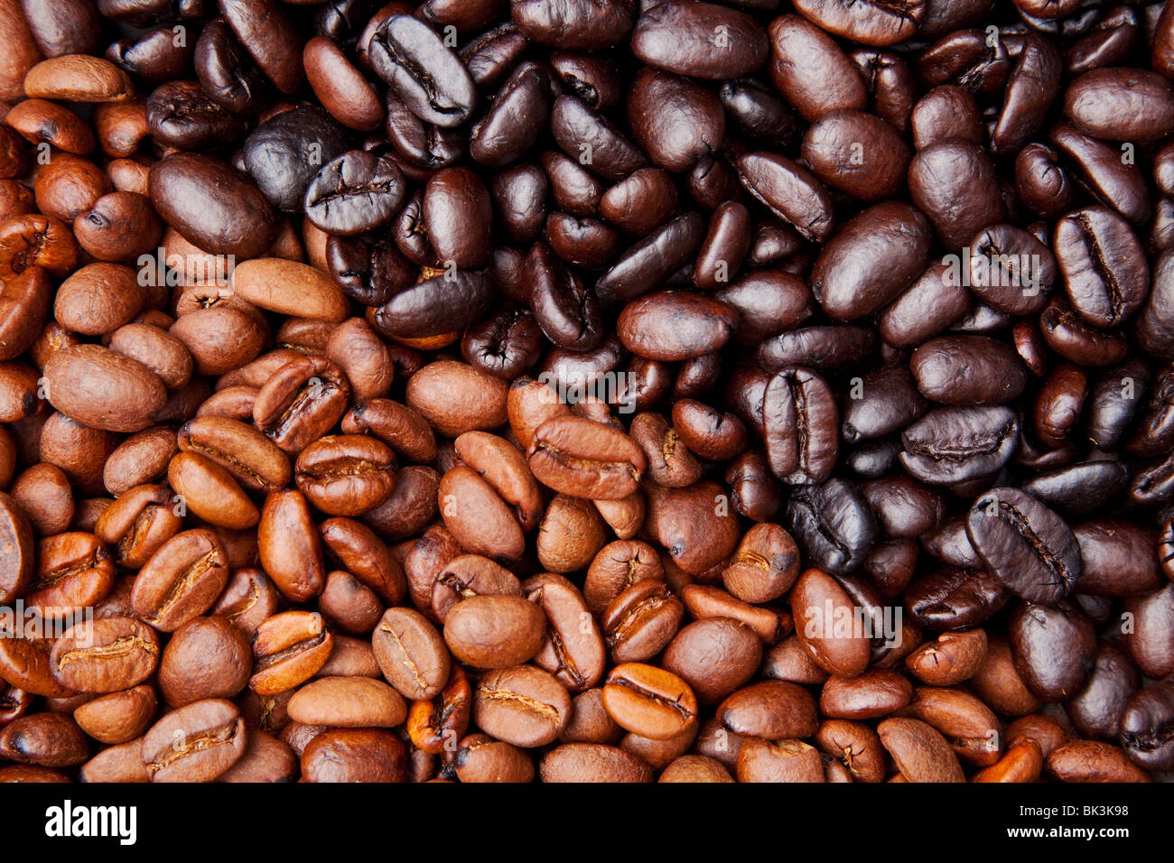Chicco di caffè sfondo con luce e Dark Roast Foto Stock