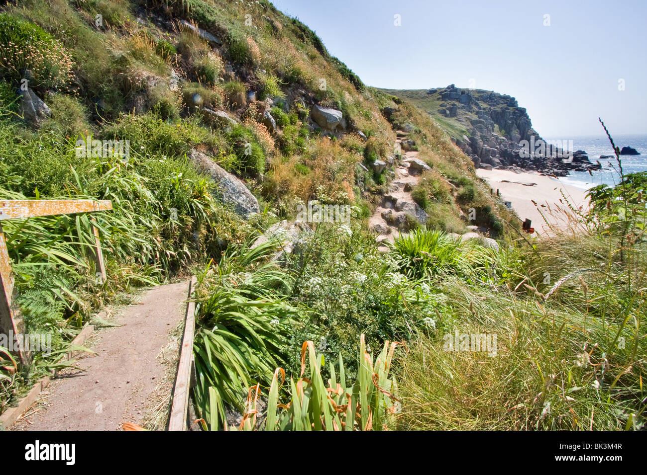Guardando lungo il sentiero costiero, Cornwall, Regno Unito Foto Stock