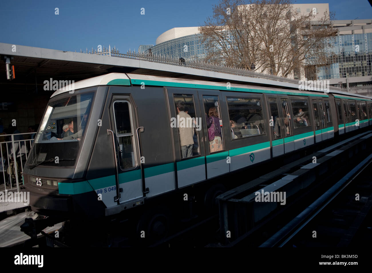 Parigi, Francia, stazione metropolitana di Parigi, Bastiglia, ambiente dei trasporti pubblici francia, RATP linea 1 (prima dei lavori di ristrutturazione), Archive Photo, treni metropolitani Foto Stock