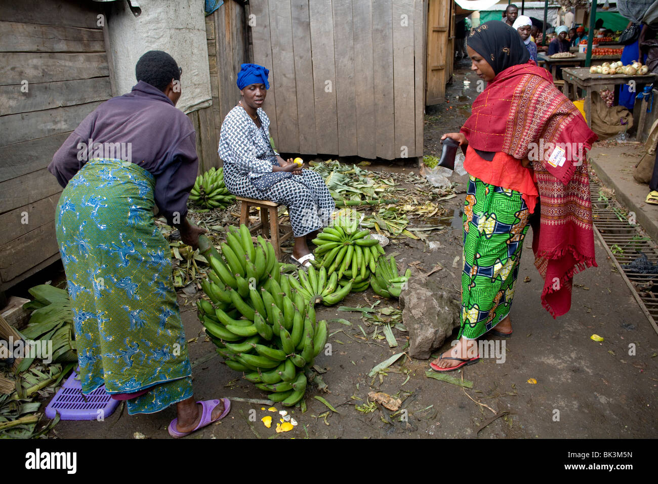 Vendita di banane sul mercato di Ruhengeri, Ruanda, Africa Foto Stock