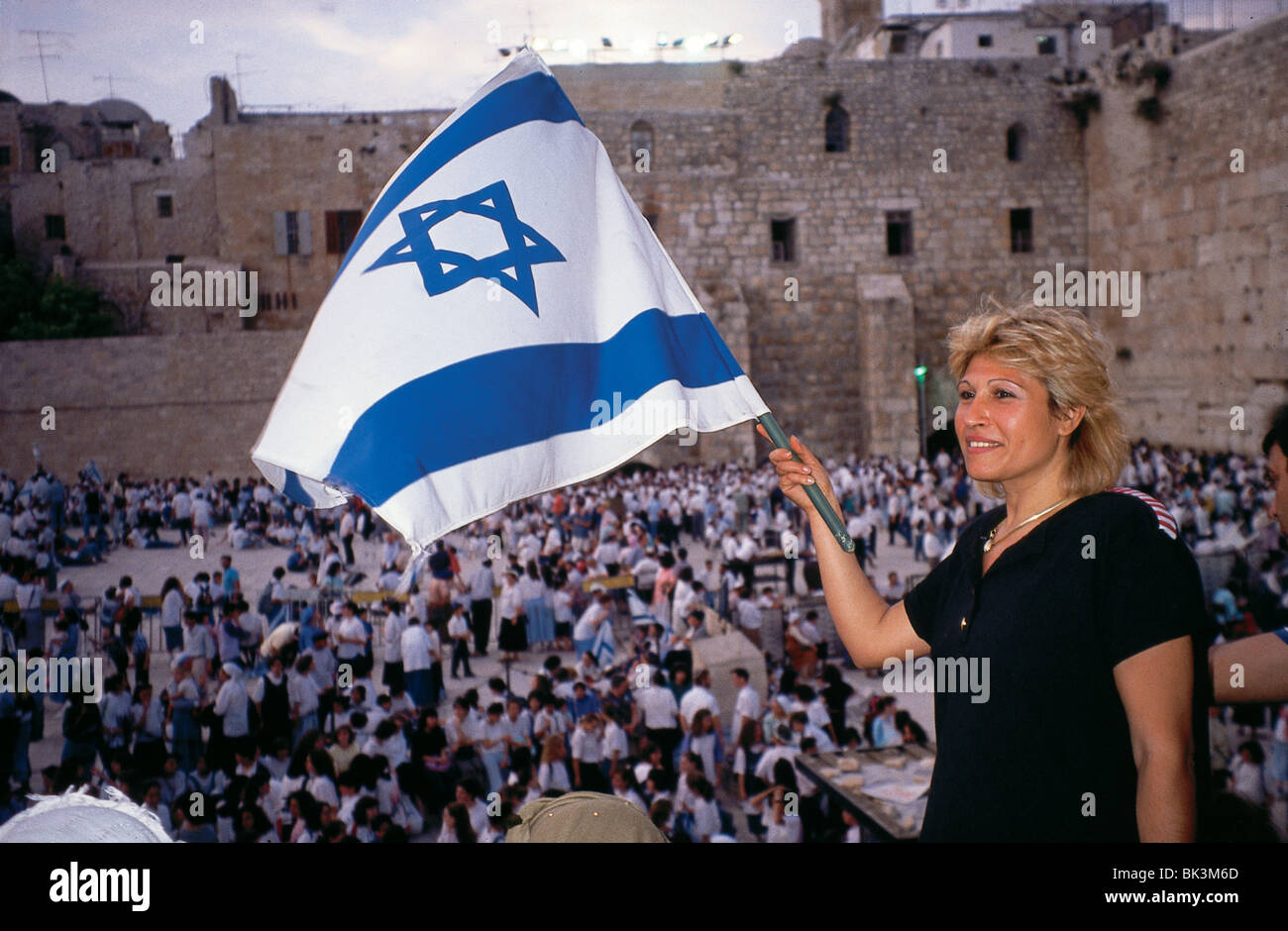 Donna sventolare la bandiera israeliana presso il Muro Occidentale durante i 6 giorni di guerra celebrazione dell anniversario, Israele Foto Stock