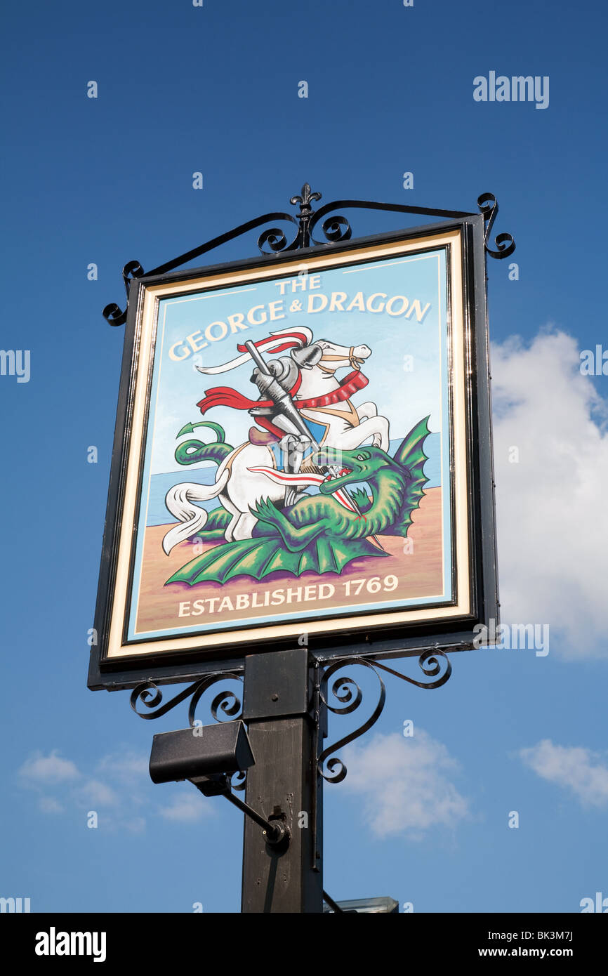 Il segno per il George and Dragon pub, Mountnessing, Essex, Regno Unito Foto Stock