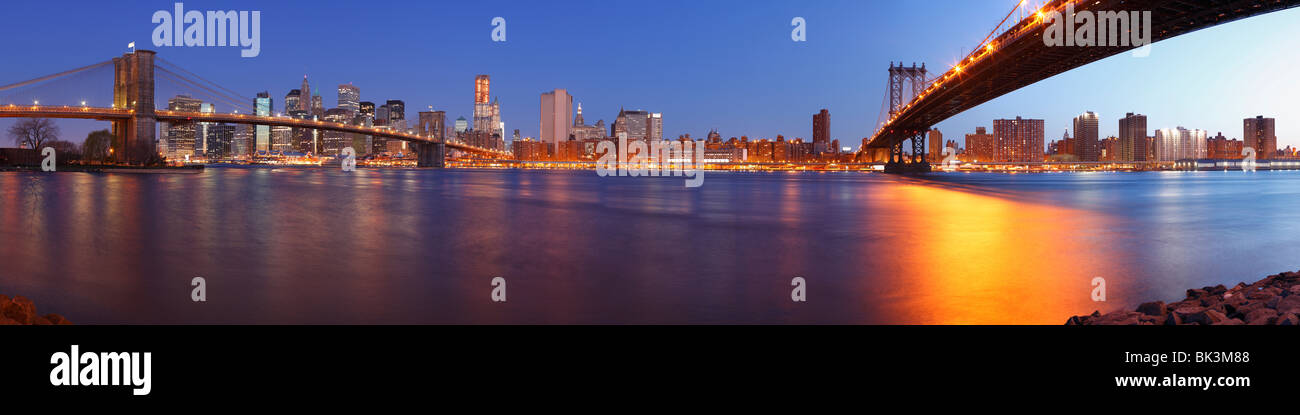 Il Ponte di Brooklyn e la parte inferiore di Manhattan e il Manhattan Bridge come si vede dal ponte di Brooklyn Park all'alba. Foto Stock