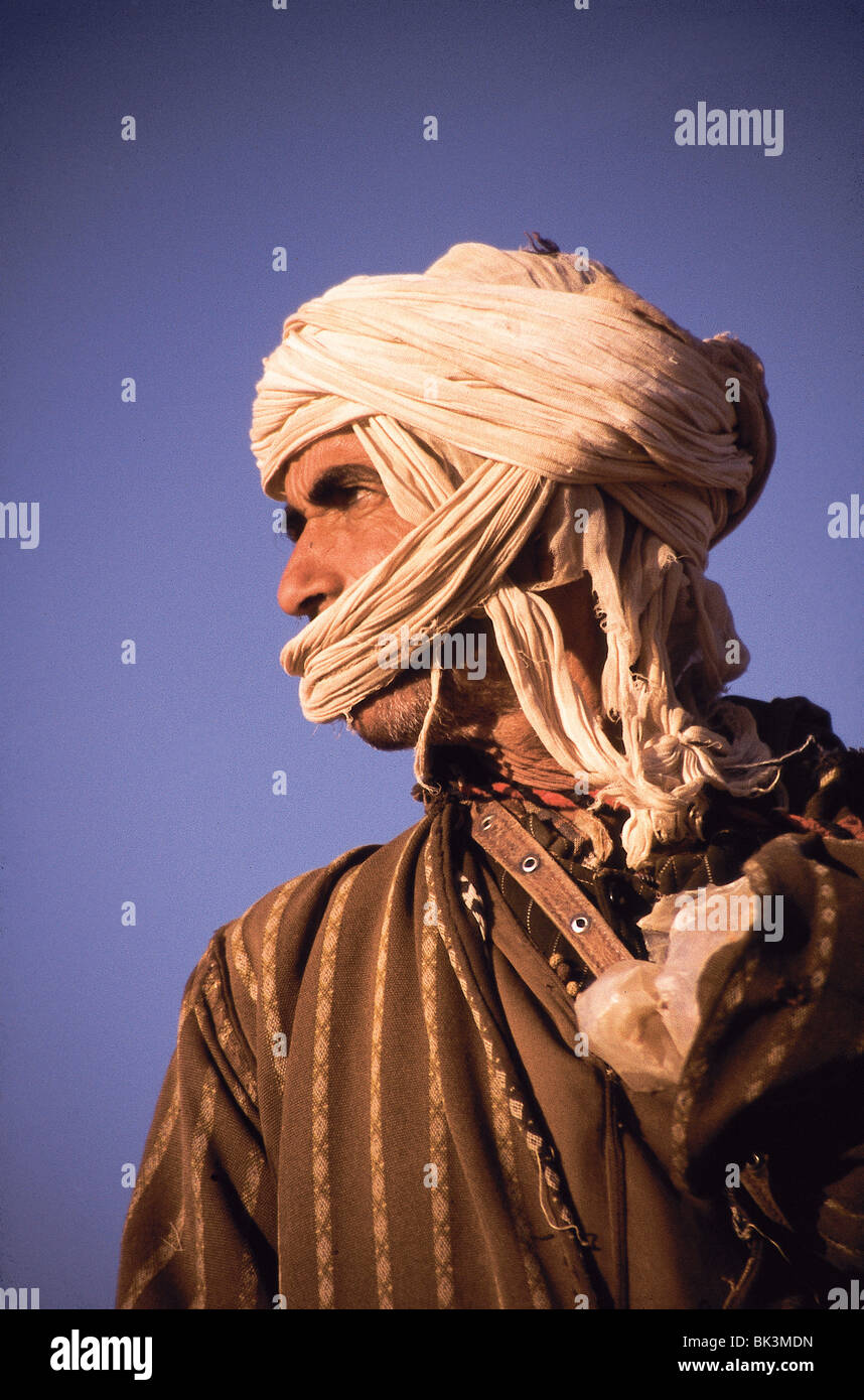 Un berbero che indossa una sciarpa Tuareg, un turbante nella provincia di  Ouarzazate, in Marocco Foto stock - Alamy