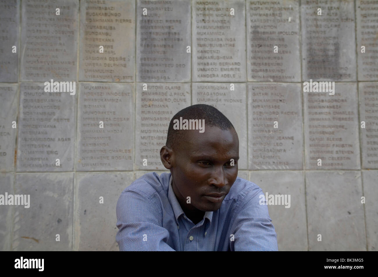 Narcisse Mupagasi uno dei cinque che sono sopravvissuti al genocidio in Nharama. Oggi egli raccoglie i nomi dei tutsi uccisi in Ruanda, Africa Foto Stock