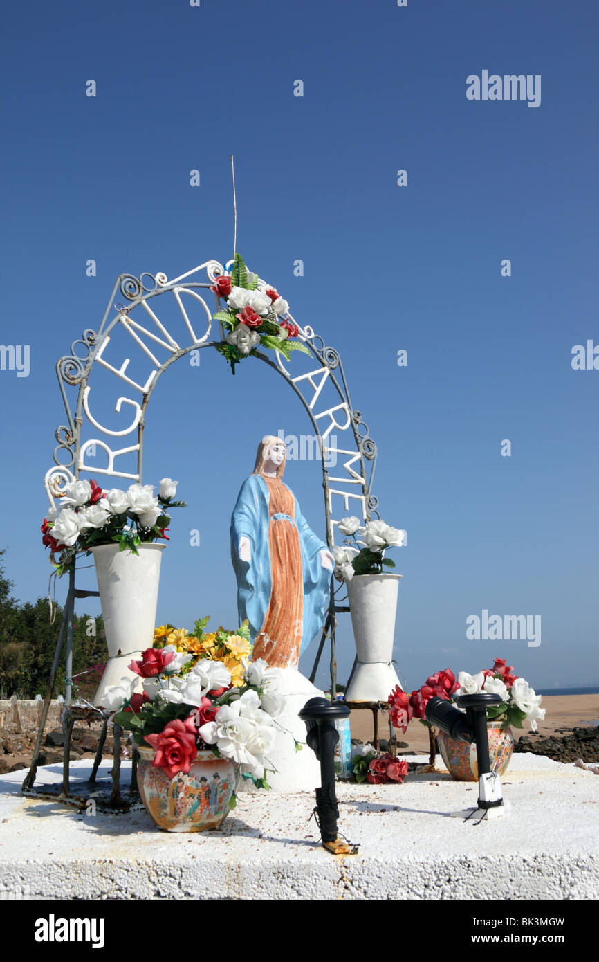Statua della Virgen del Carmen ( l'isola di Santo patrono ) sulla riva del Taboga Island, Panama Foto Stock