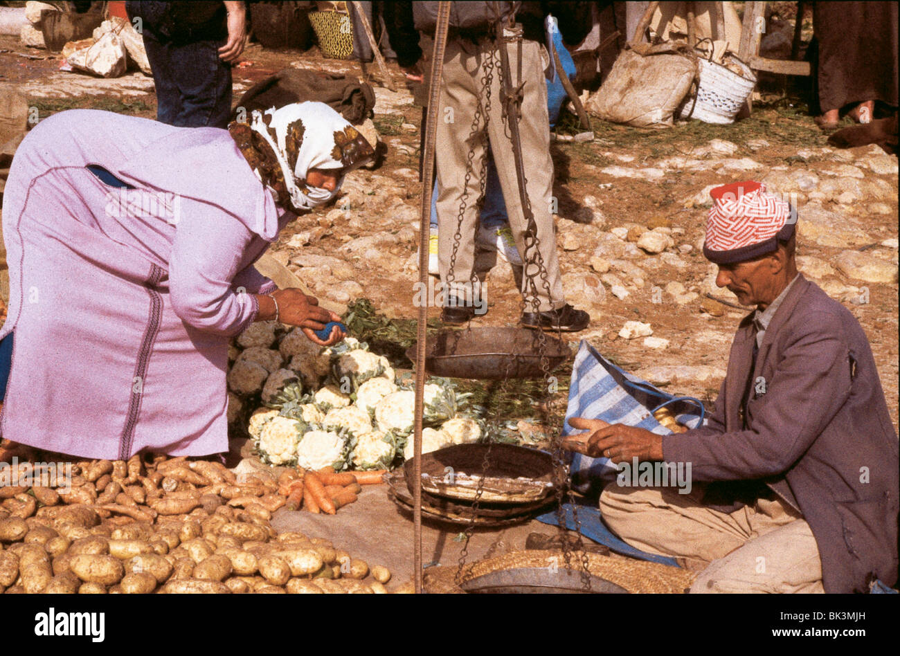 Uomo del peso di verdure in una bilancia in un mercato ortofrutticolo in  Marocco Foto stock - Alamy