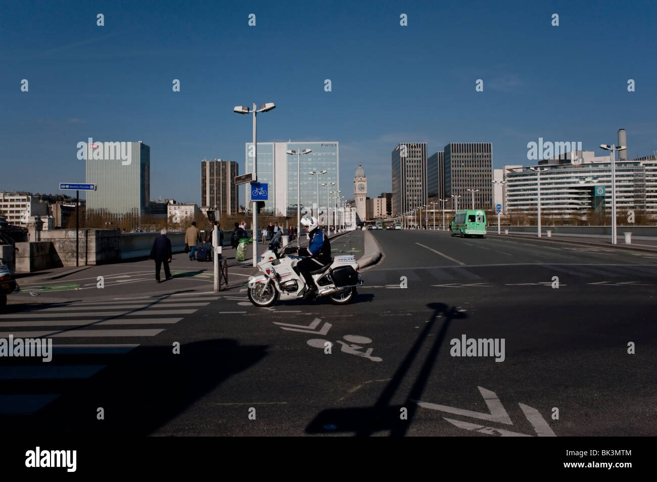 Panorama stradale, Parigi Francia, persone e traffico sul ponte "Pont Charles de Gaulle", con quartiere urbano, edifici cittadini, moto della polizia Foto Stock