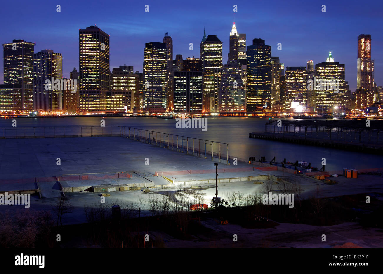 Il quartiere finanziario di Manhattan da Brooklyn Heights, di notte, New York, Stati Uniti d'America Foto Stock