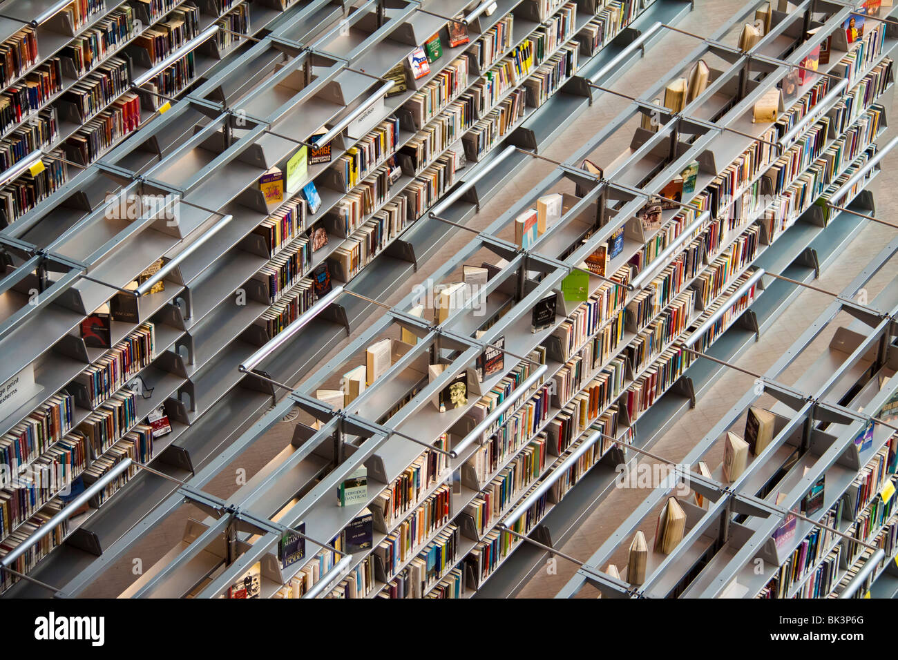 Scaffali di libri, ramo principale, la Biblioteca Pubblica di Seattle, Seattle, Washington Foto Stock