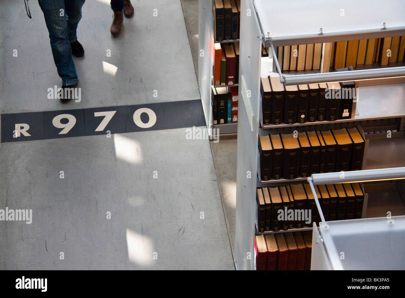 La classificazione decimale Dewey numeri sul pavimento del centro cittadino di ramo principale, la Biblioteca Pubblica di Seattle, Seattle, Washington Foto Stock