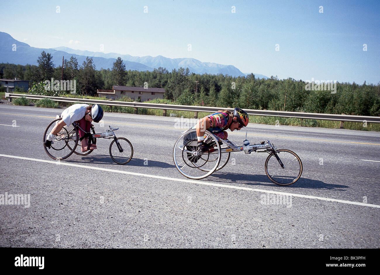 I ciclisti disabili lungo una strada in Alaska Foto Stock