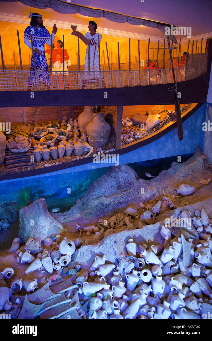 Un naufragio di replica a Bodrum nel Castello di San Pietro museo raffigurante un età del Bronzo trading vaso sul Mediterraneo viaggi. Foto Stock