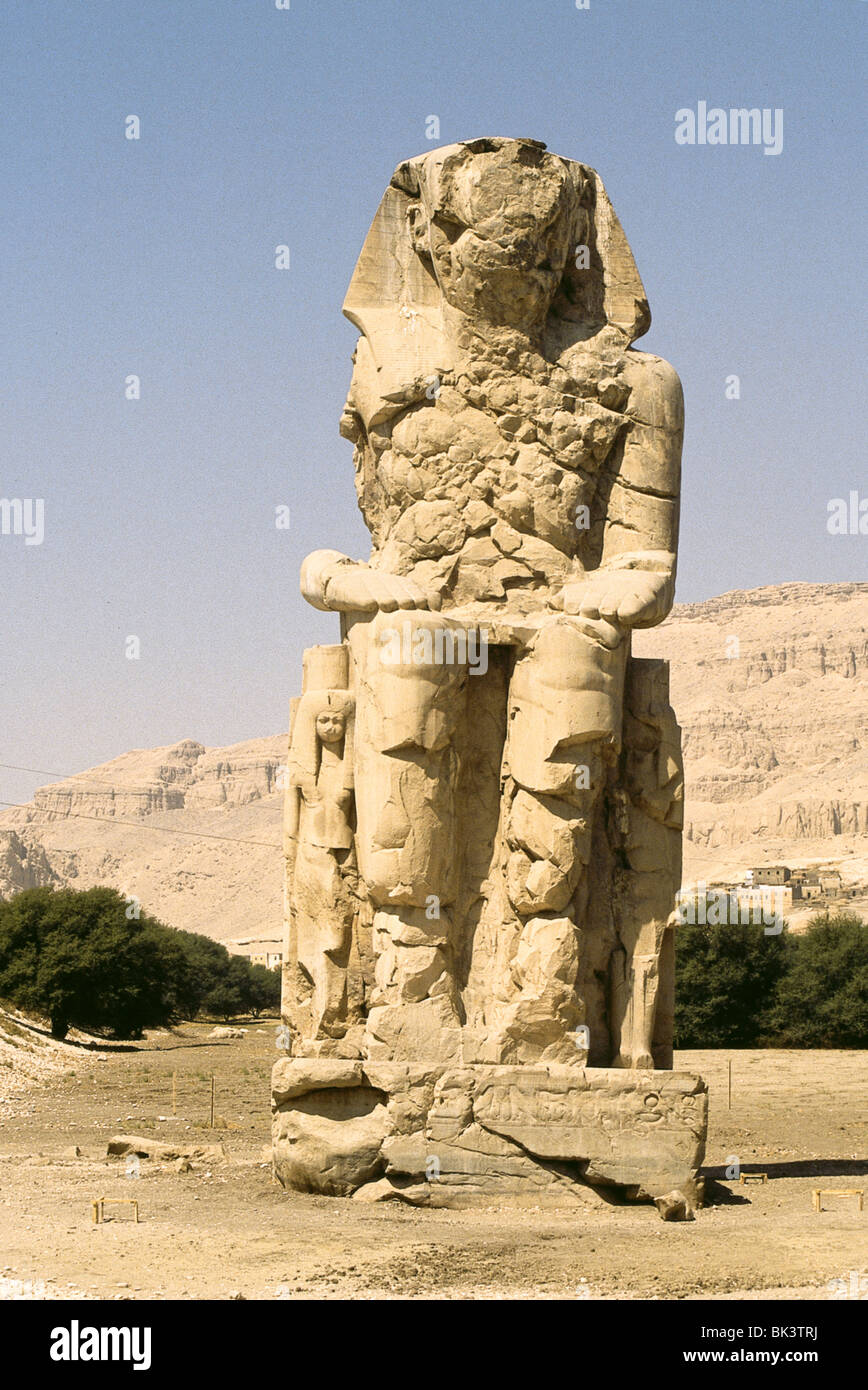 Colosso di Memnon costruito da Amenofi III. A Luxor Egitto creato circa 1417-1379 A.C. Foto Stock