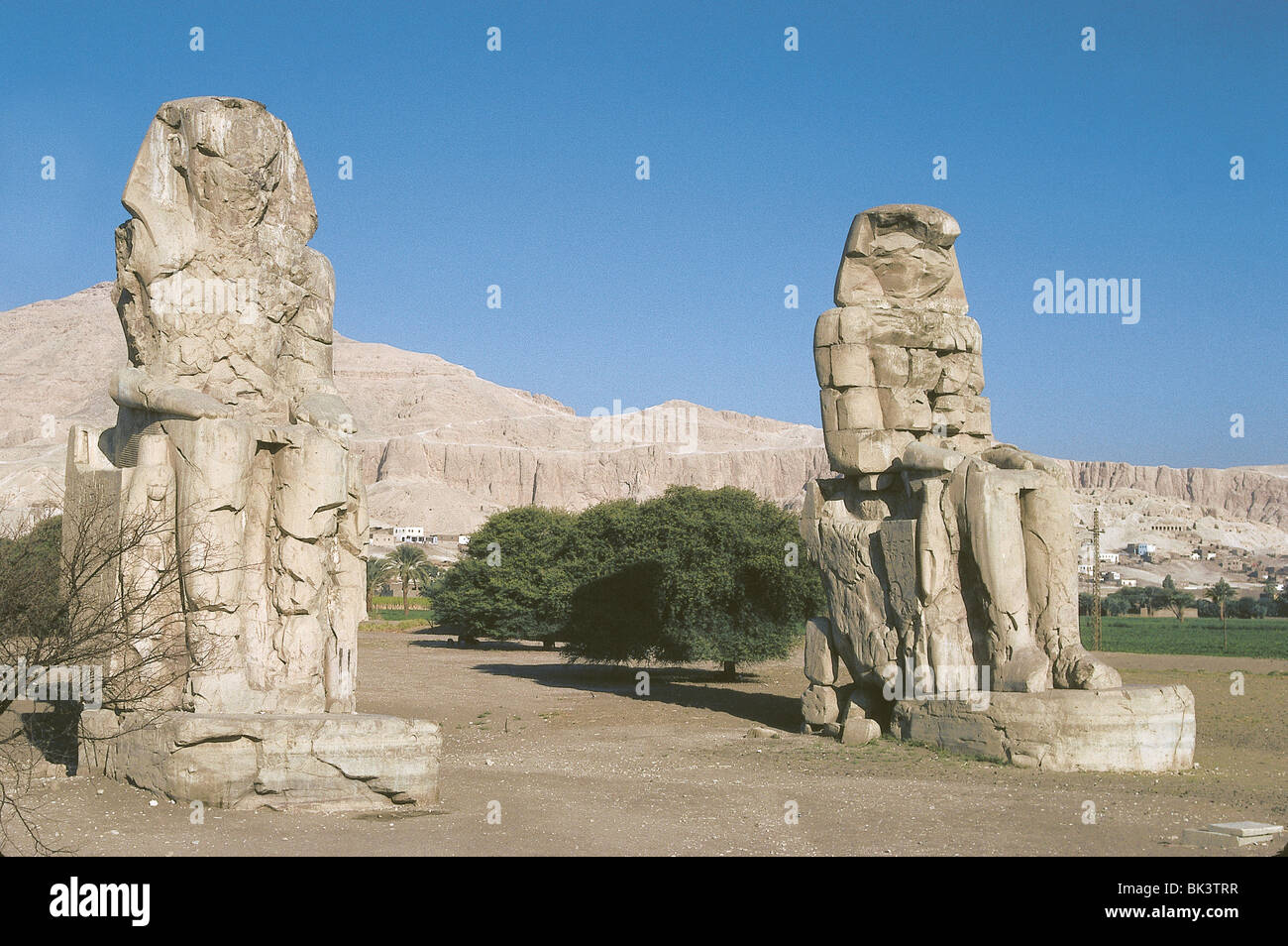 Colosso di Memnon Ramses II, costruito da Amenofi III. Luxor, Egitto. Creato circa 1417-1379 A.C. Foto Stock