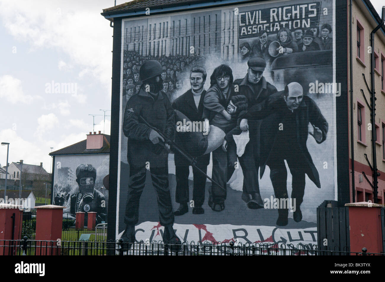 Murale da domenica sanguinante, mostrando Edward Daly sventolando fazzoletti bianchi, uomini dietro portando un colpo vittima Foto Stock