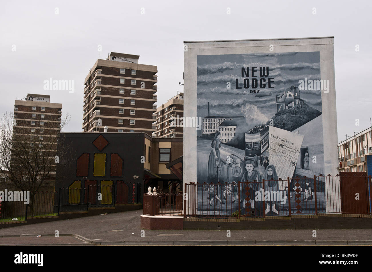 Murali politico a New Lodge, Belfast, un cattolico/area verde. Foto Stock