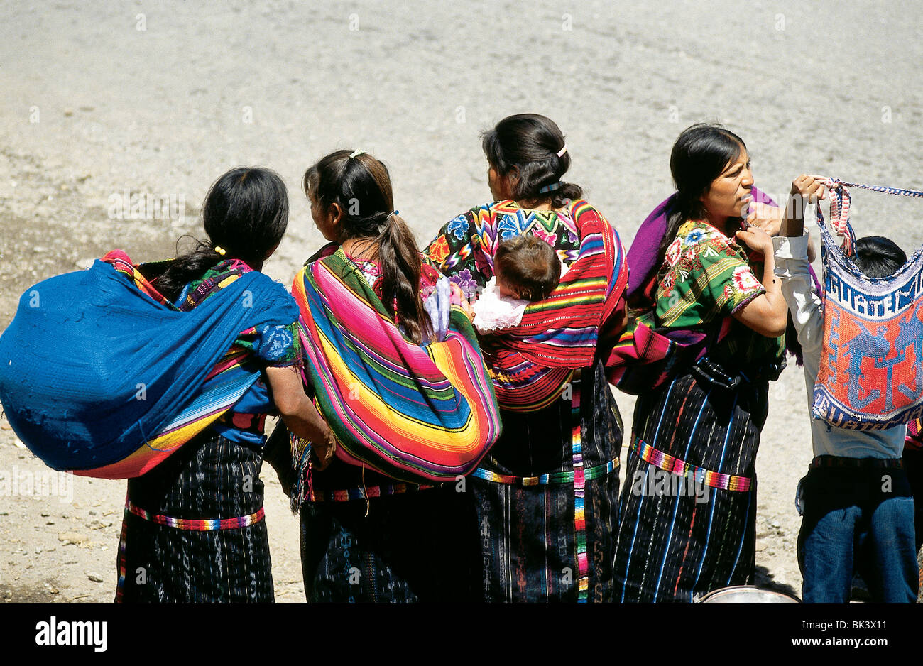 Le donne guatemalteche che trasportano merci e i bambini sulle loro spalle, Cantel Regione, Guatemala Foto Stock