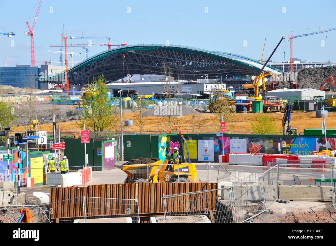 Gru al lavoro per il Centro Acquatico dei Giochi Olimpici di Londra 2012 Sede costruzione cantiere struttura tetto lavori Stratford Newham East Londra, Regno Unito Foto Stock