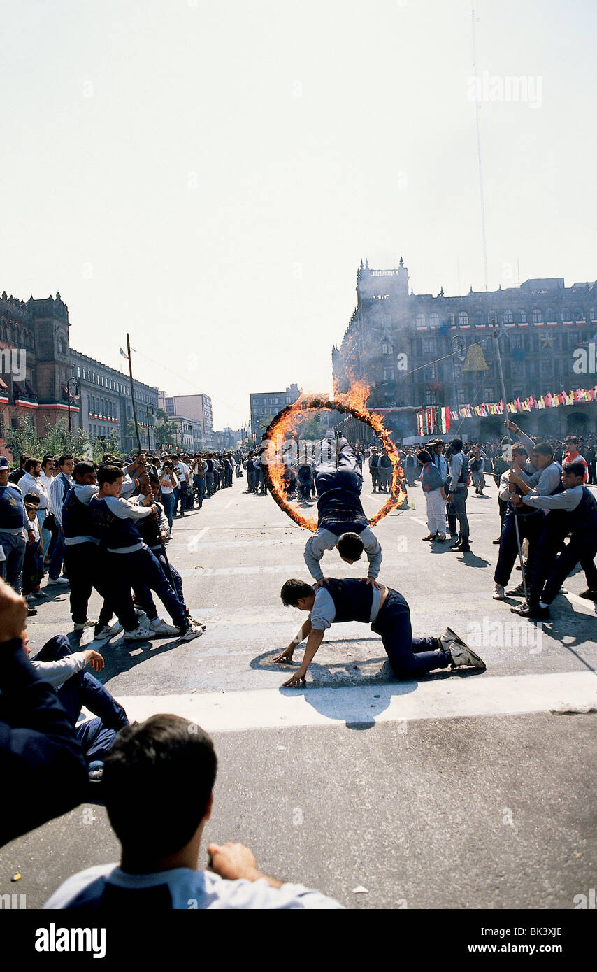 Festival performer saltando attraverso un anello di fuoco, Città del Messico, Messico Foto Stock