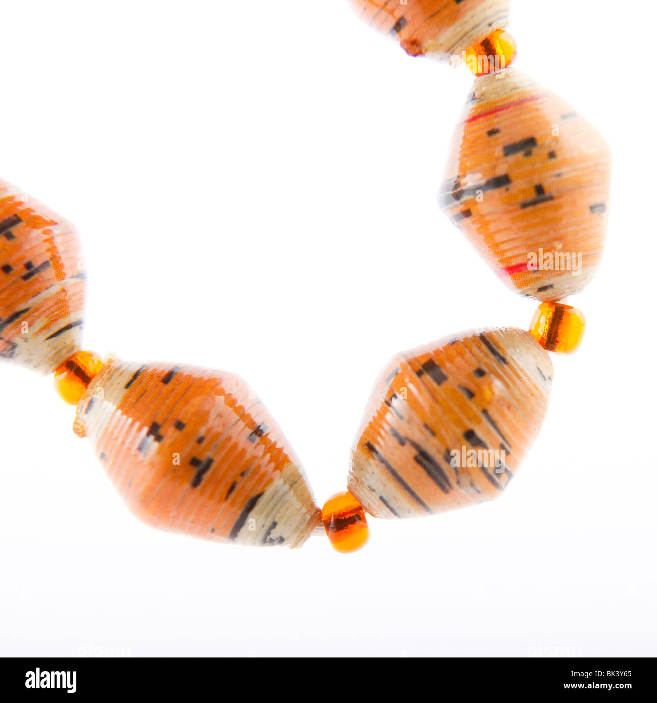 Bella collana fatta a mano dal vitigno di carta che vendono originati dal  punto di vista etico africana di gioielli realizzati in carta riciclata  Foto stock - Alamy