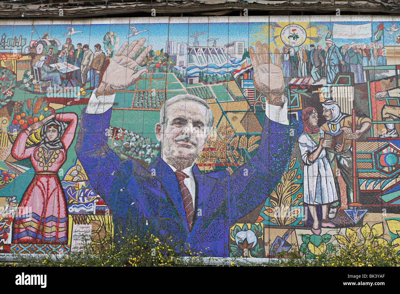Immagine dell ex presidente della Siria, Hafez al-Assad. Esso è costituito da un mosaico su un edificio. Foto Stock