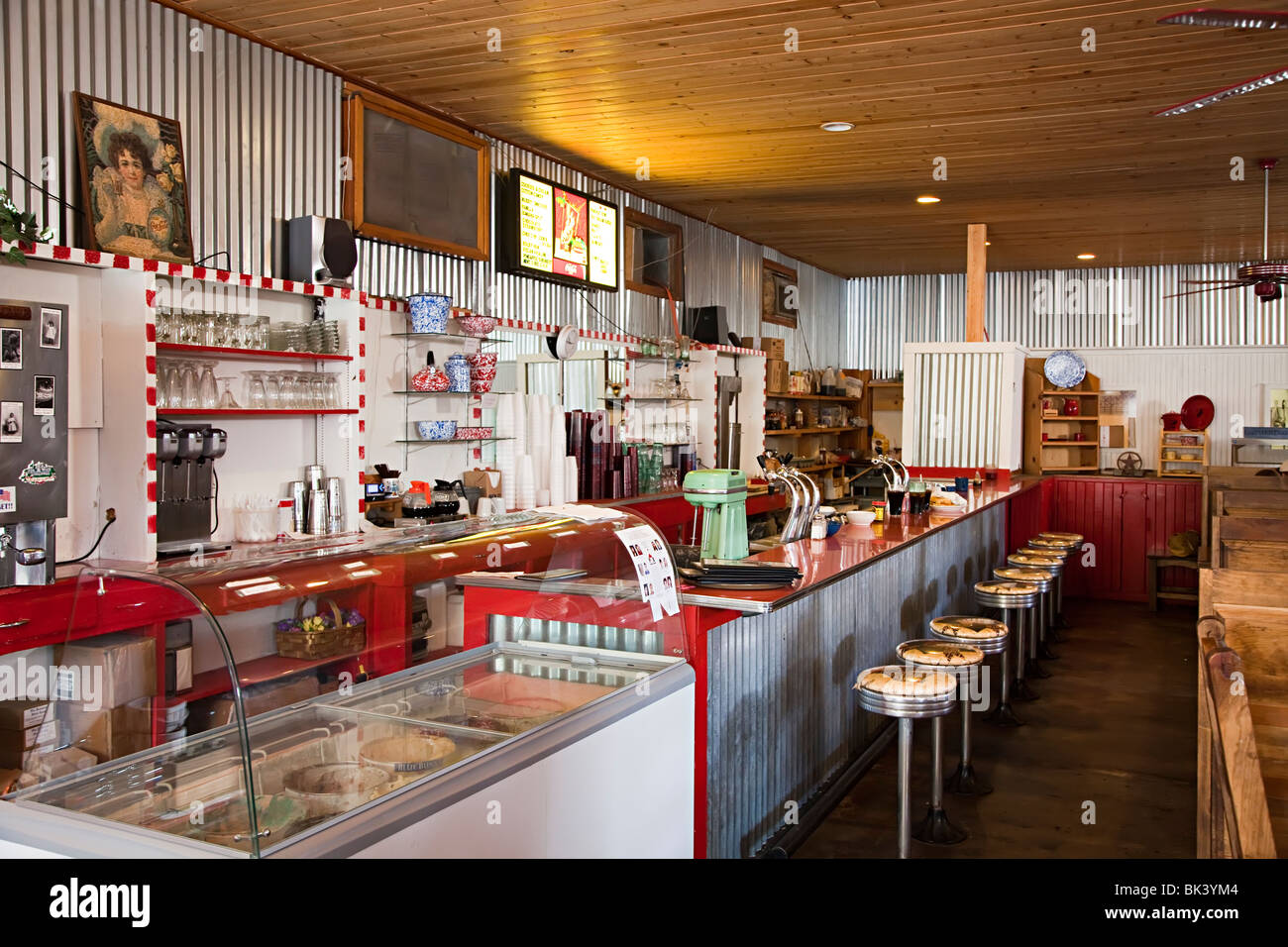 Interno degli anni cinquanta di soda in stile bar con sgabelli in diner Fort Davis Texas USA Foto Stock