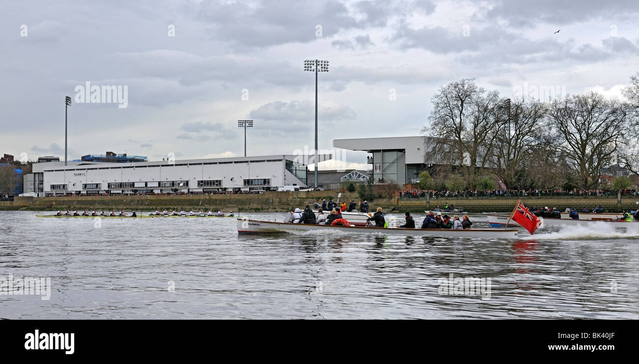 Oxford e Cambridge barca equipaggi Racing passato Fulham Football Ground Foto Stock