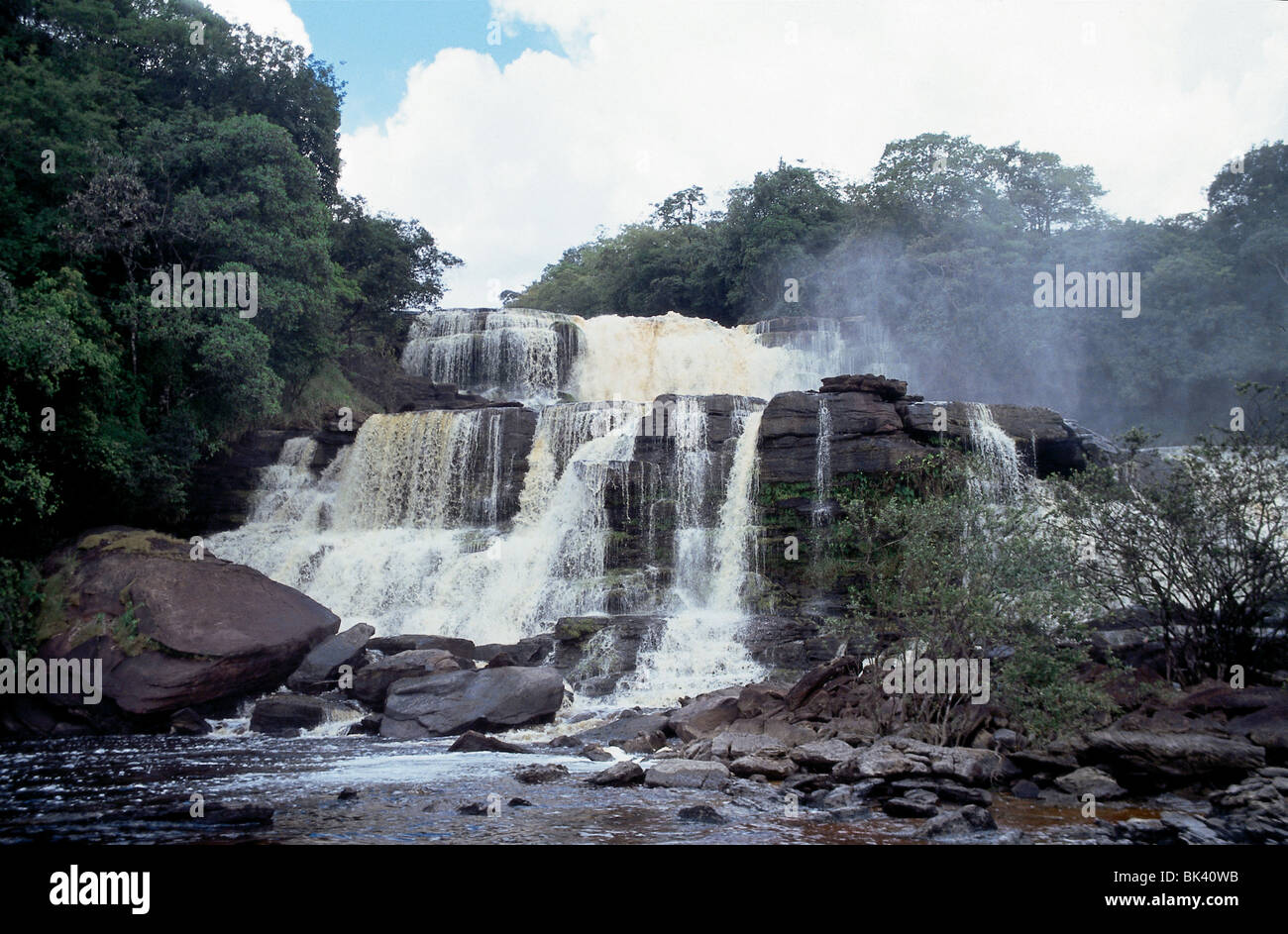 Il fiume Carrao cascades over Hacha cade con sfumatura marrone di acqua proveniente da tannini lisciviato dalla foresta circostante Foto Stock