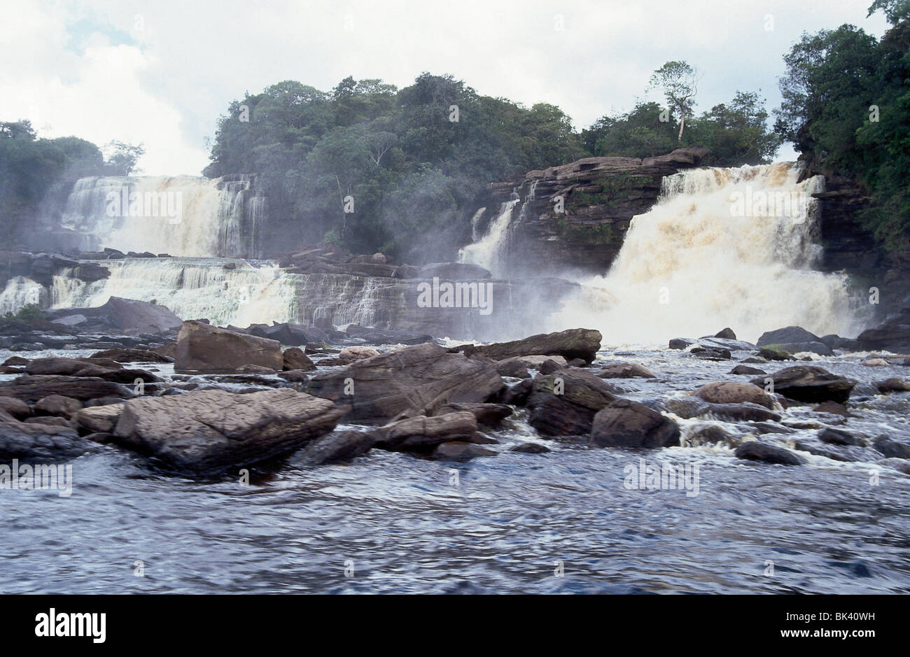 Il fiume Carrao cascades over Hacha cade con sfumatura marrone di acqua proveniente da tannini lisciviato dalla foresta circostante Foto Stock