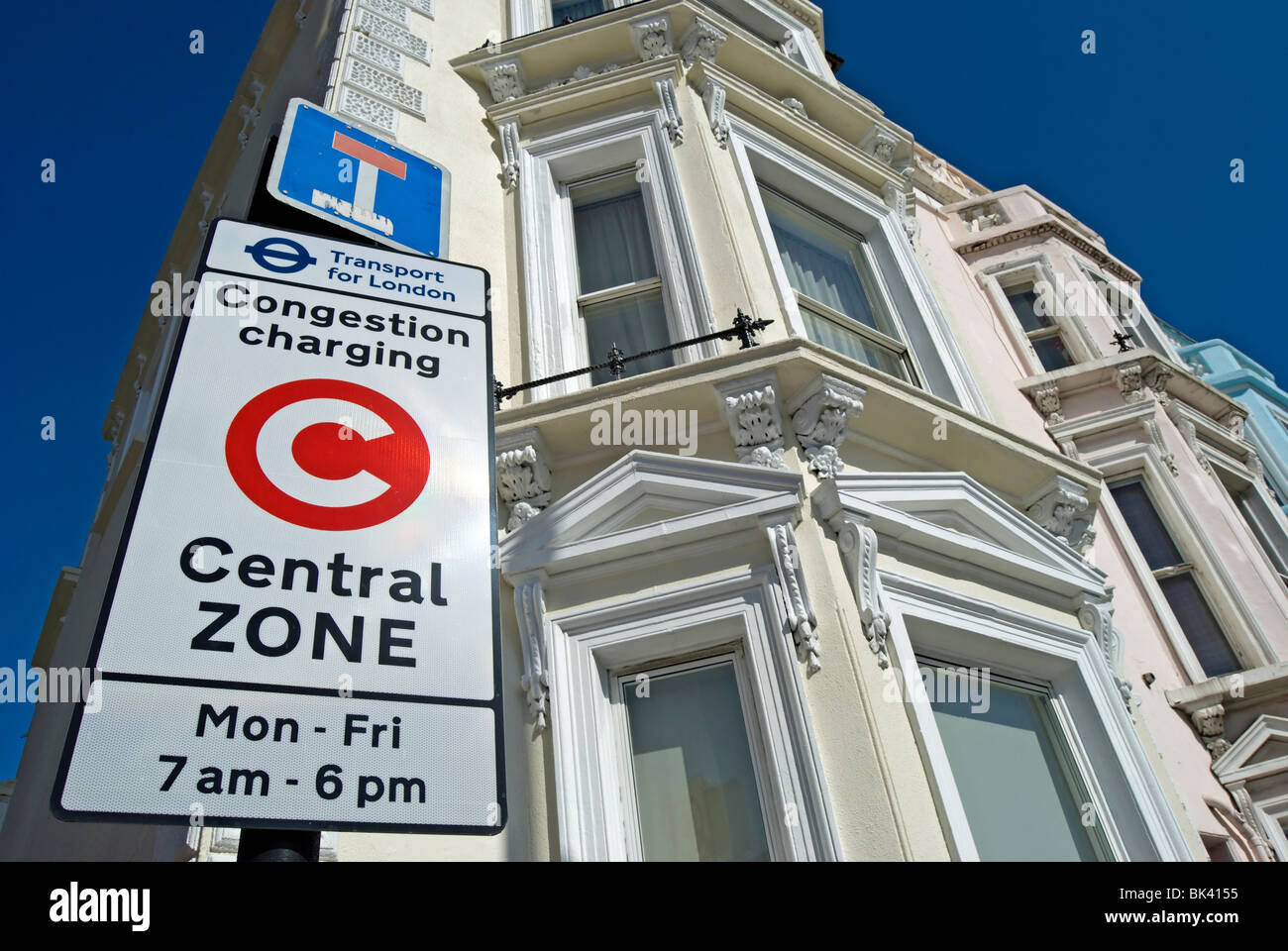 Zona centrale di congestione segno di carica accanto a case vittoriane a Chelsea, Londra, Inghilterra Foto Stock