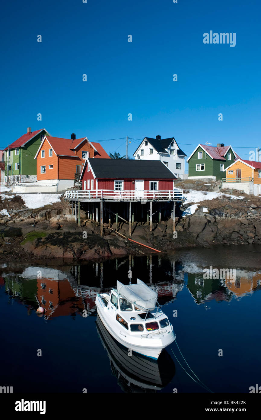 Dipinto luminosamente case di legno nel villaggio di Henningsvaer in Isole Lofoten in Norvegia Foto Stock