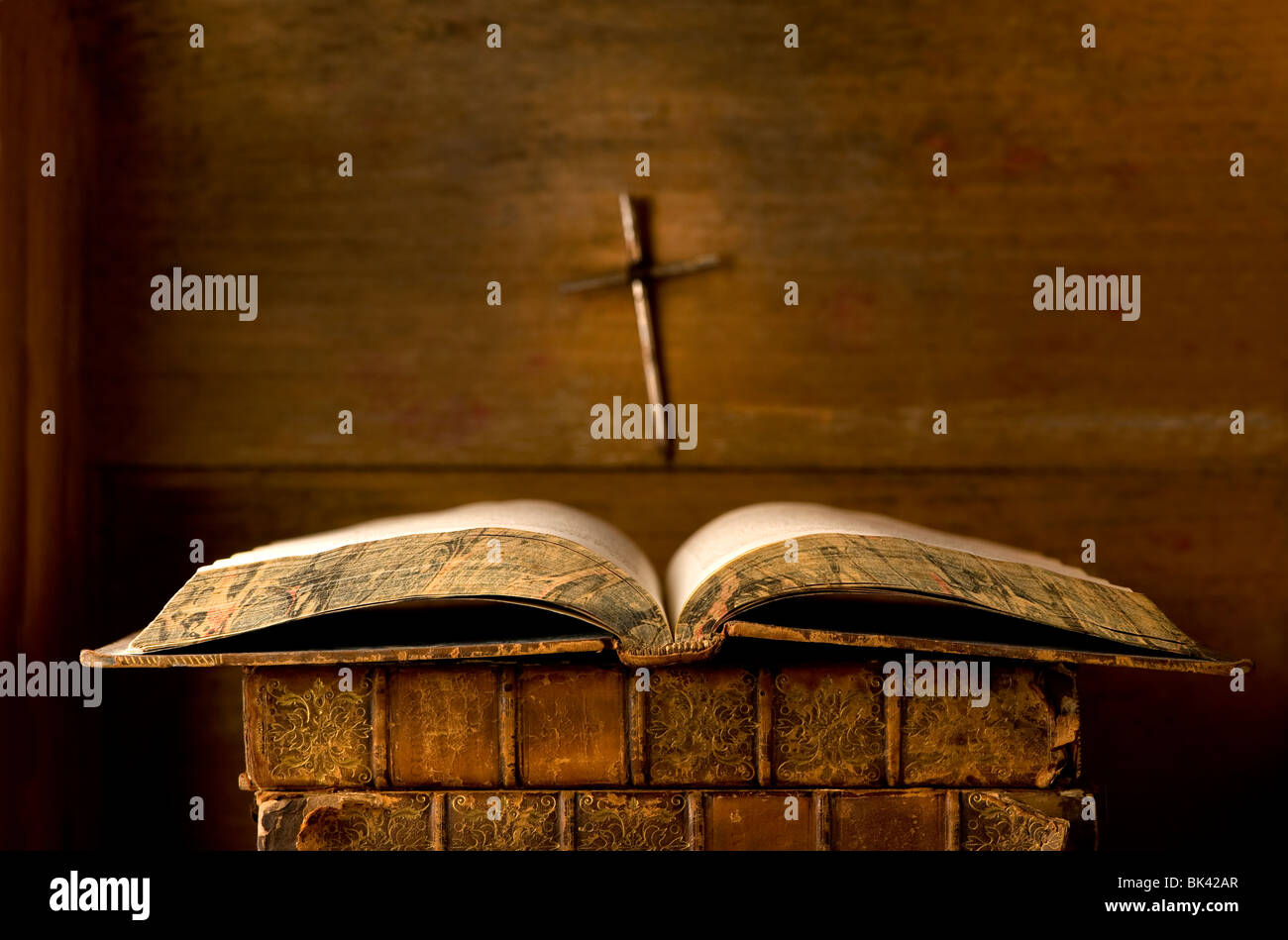 Antiquariato e aprire un libro, pronto a leggere in legno scuro e l'ambiente. Foto Stock