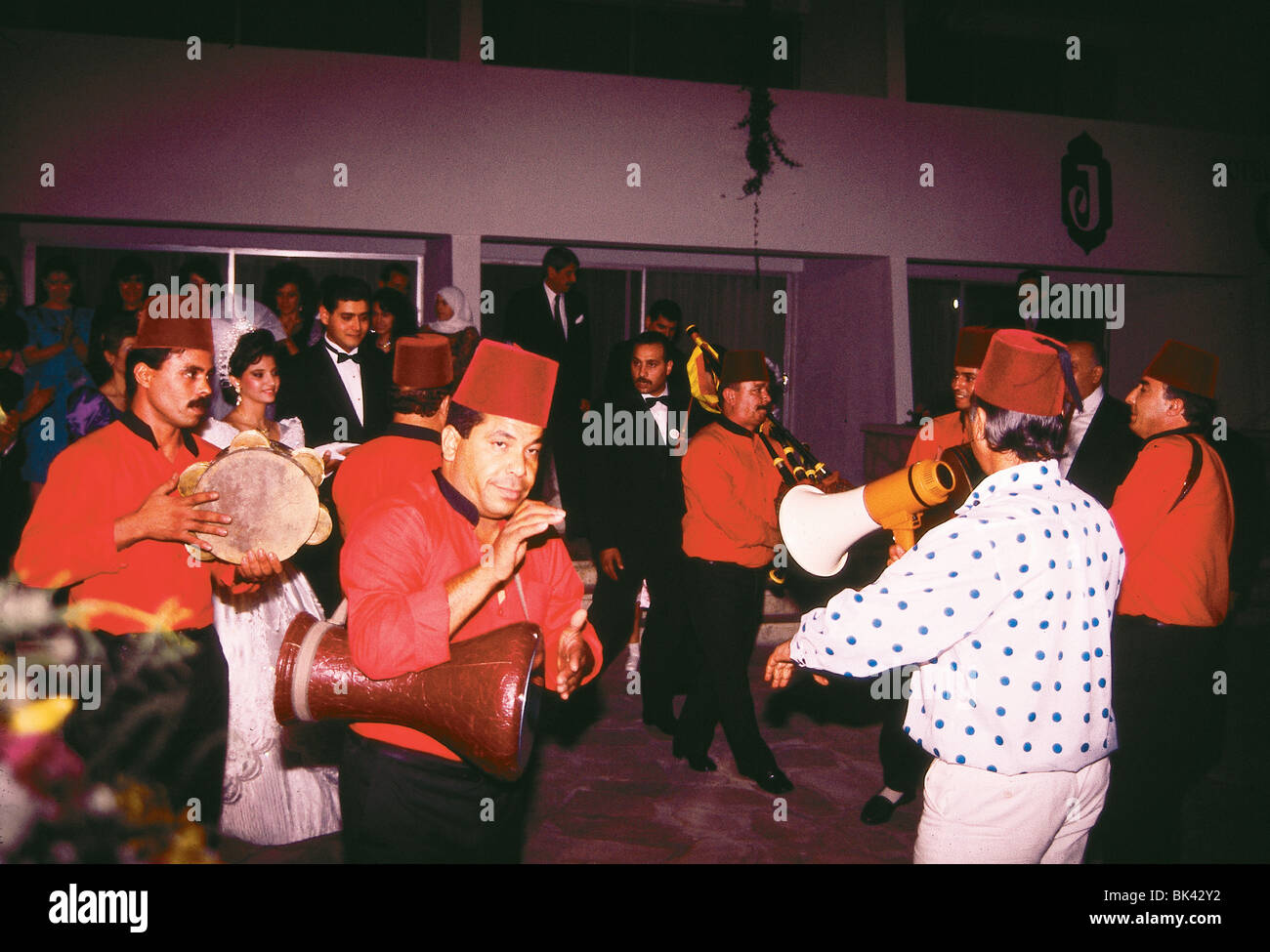 Celebrazione con i percussionisti e cornamuse a un matrimonio in Giordania Foto Stock