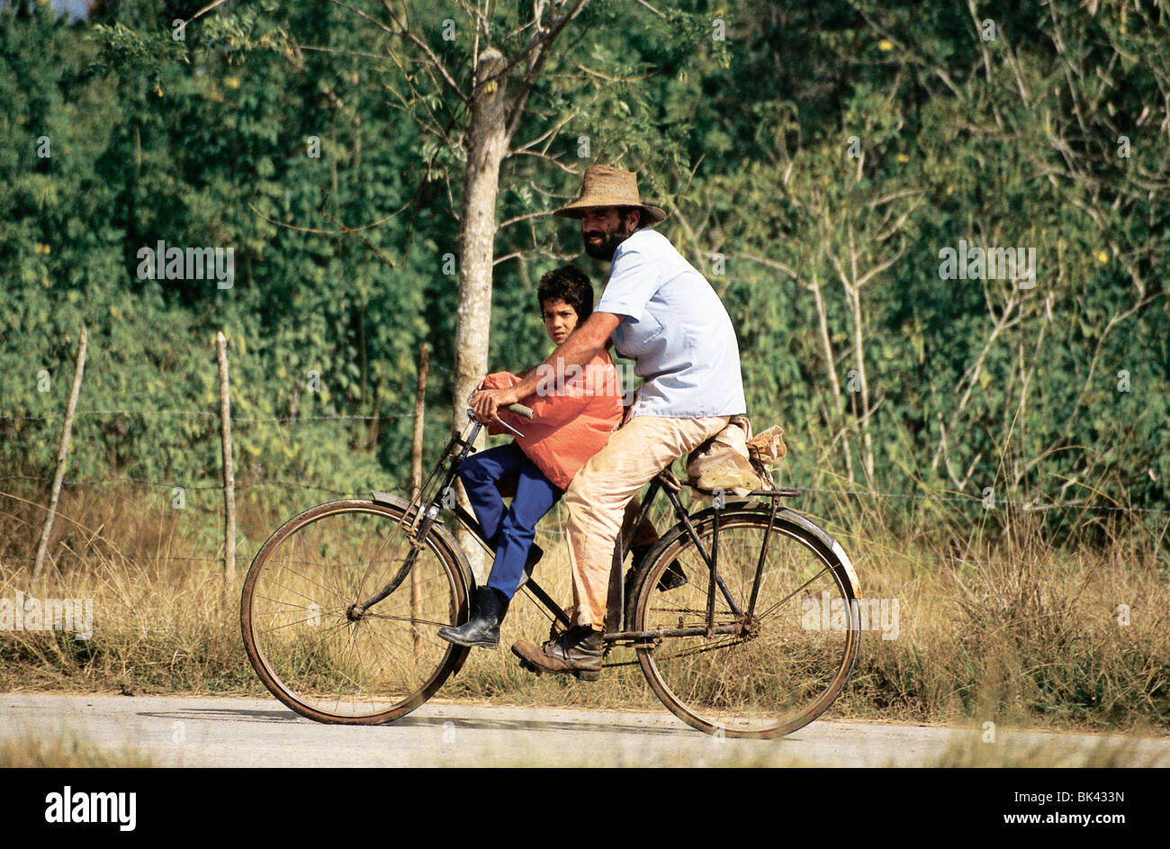 Due persone su una bicicletta nelle zone rurali a Cuba Foto stock - Alamy