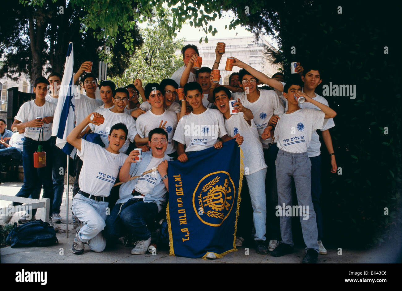 Gruppo scolastico dall'ORAT Scuola con t-shirt iscrizioni dichiarando la mia Gerusalemme Foto Stock