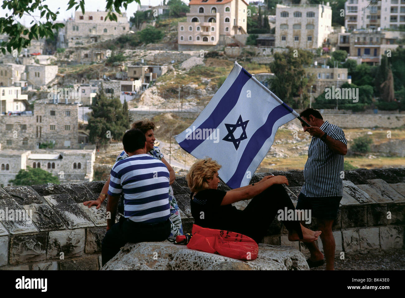 Quattro persone con una bandiera israeliana, Gerusalemme Foto Stock