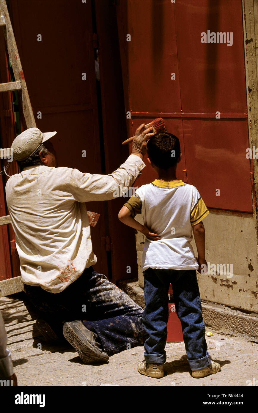 Bambino osservando una casa pittore nella vecchia Gerusalemme, Israele Foto Stock