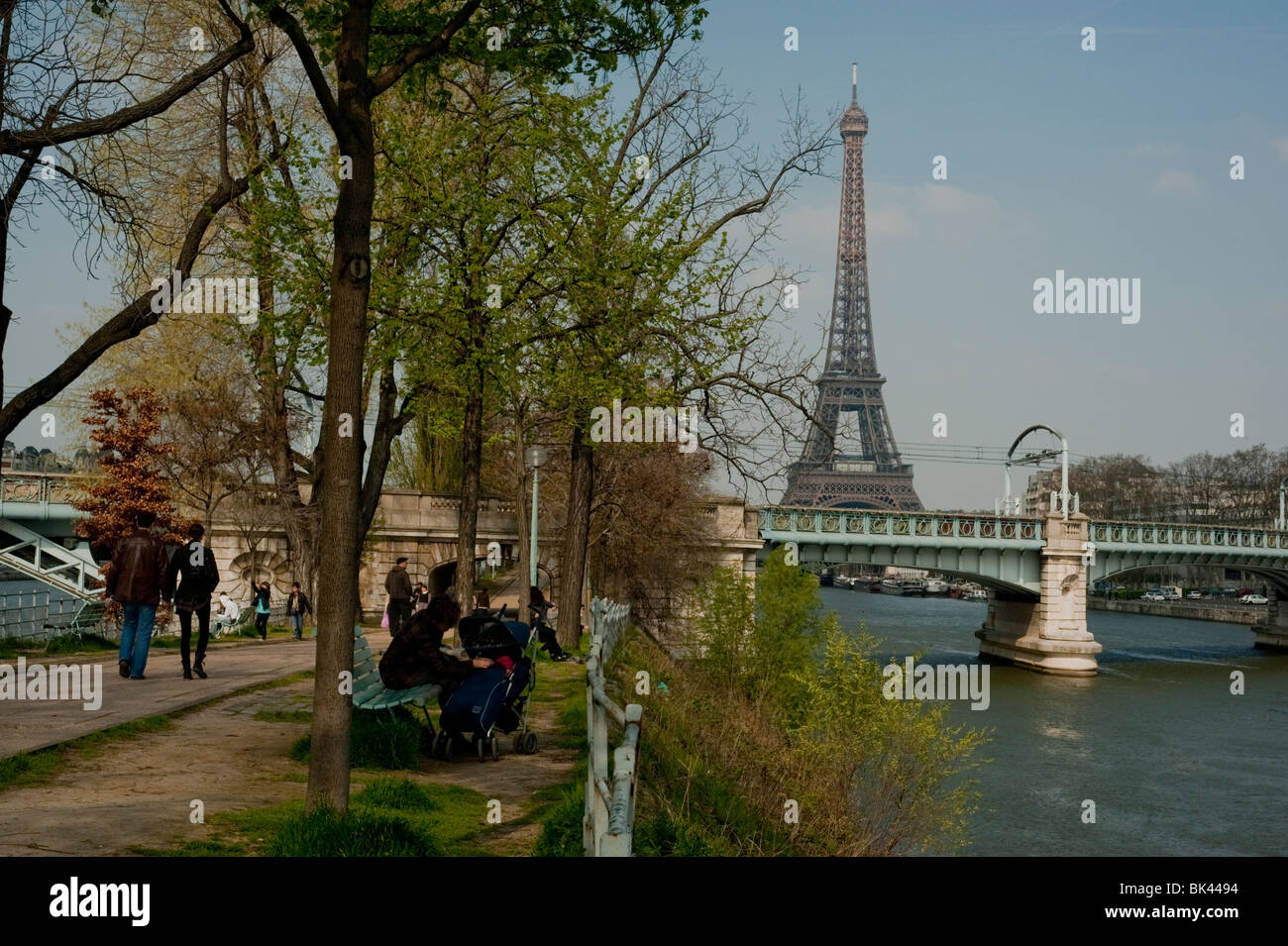 Parigi, Francia, la Torre Eiffel e la coppia turistici passeggiate nel Parco, Vista dall'Allée des Cygnes Foto Stock