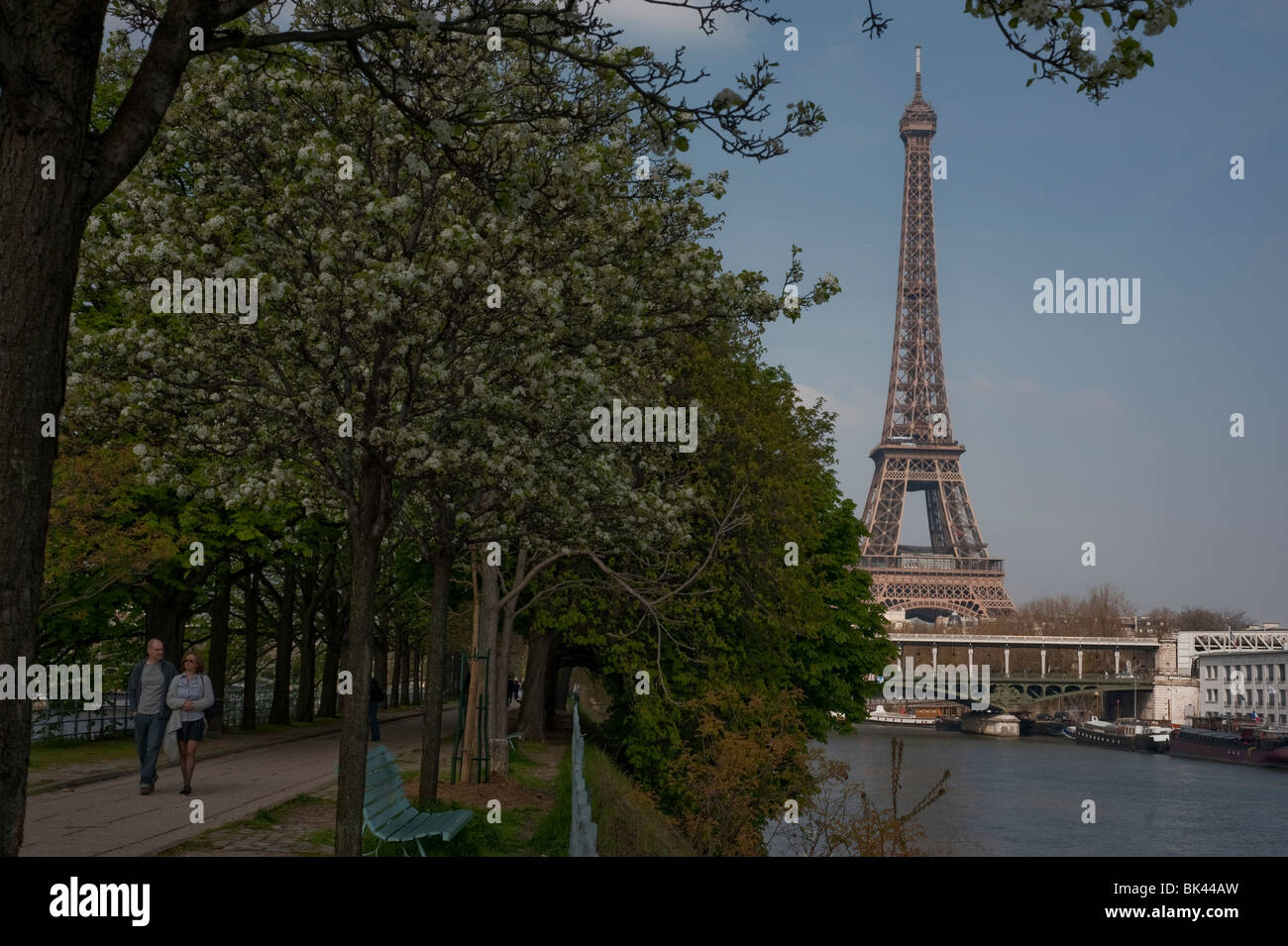 Parigi, Francia, la Torre Eiffel e la coppia turistici passeggiate nel parco, vista dal 'Allée des Cygnes" Foto Stock
