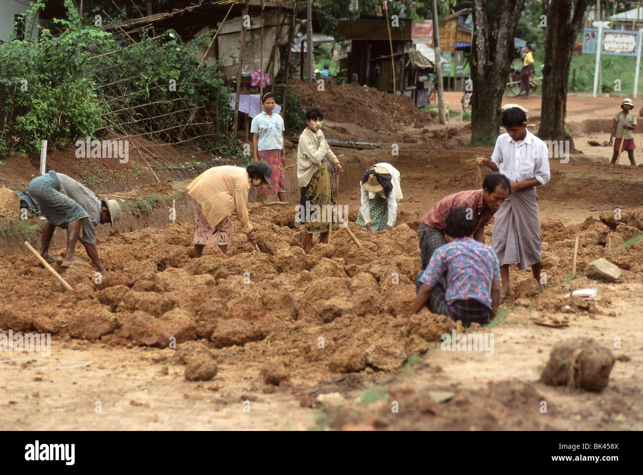 Fosso e di scavo per la costruzione di strade di operai, Myanmar Foto Stock