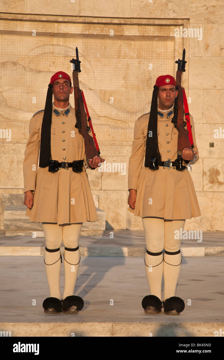 Evzones guardia presidenziale permanente al attenzione nel servizio estivo uniforme al parlamento greco ad Atene Foto Stock