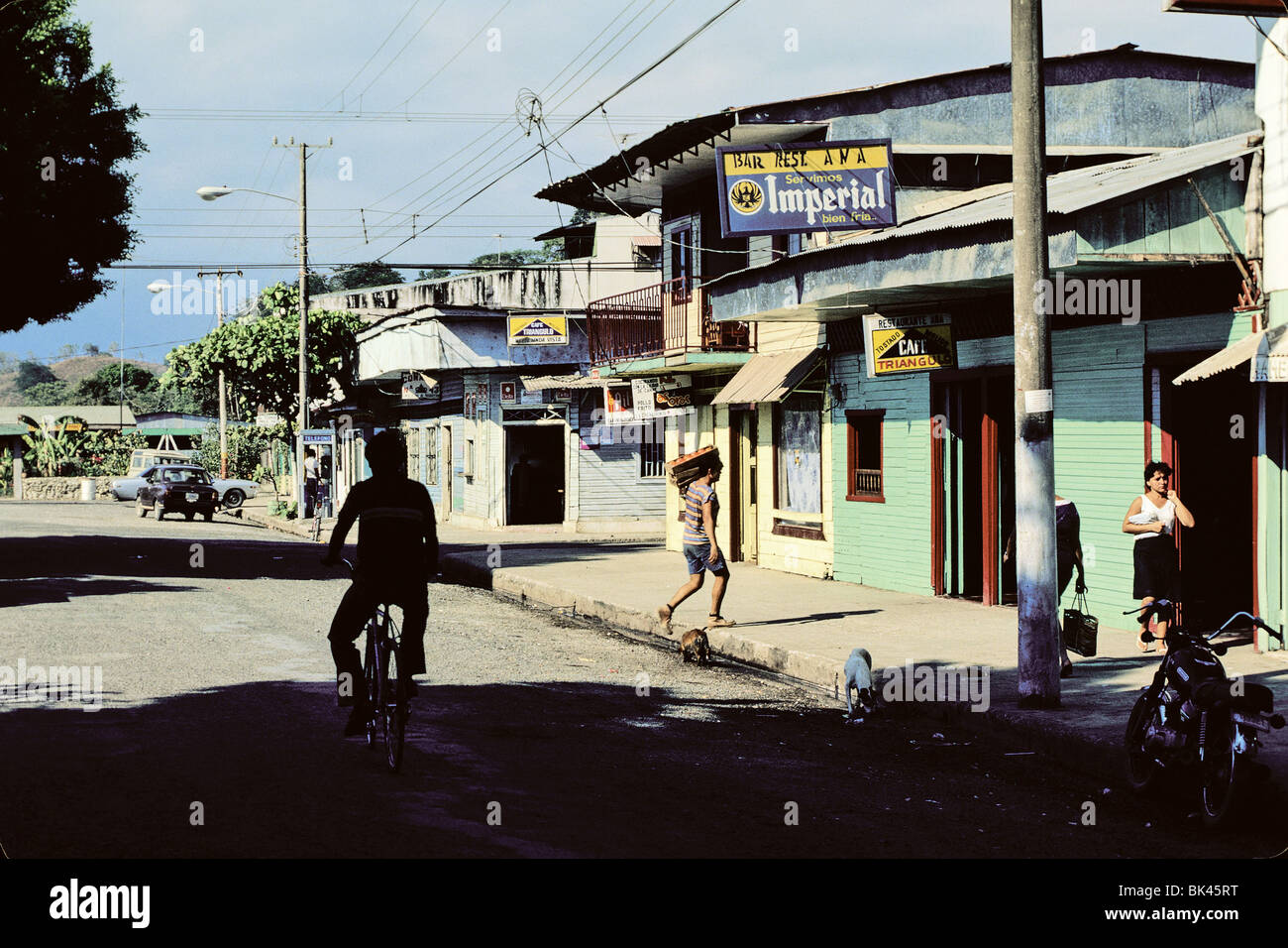 Scena di strada mostra bar, caffè e ristoranti in Costa Rica Foto Stock