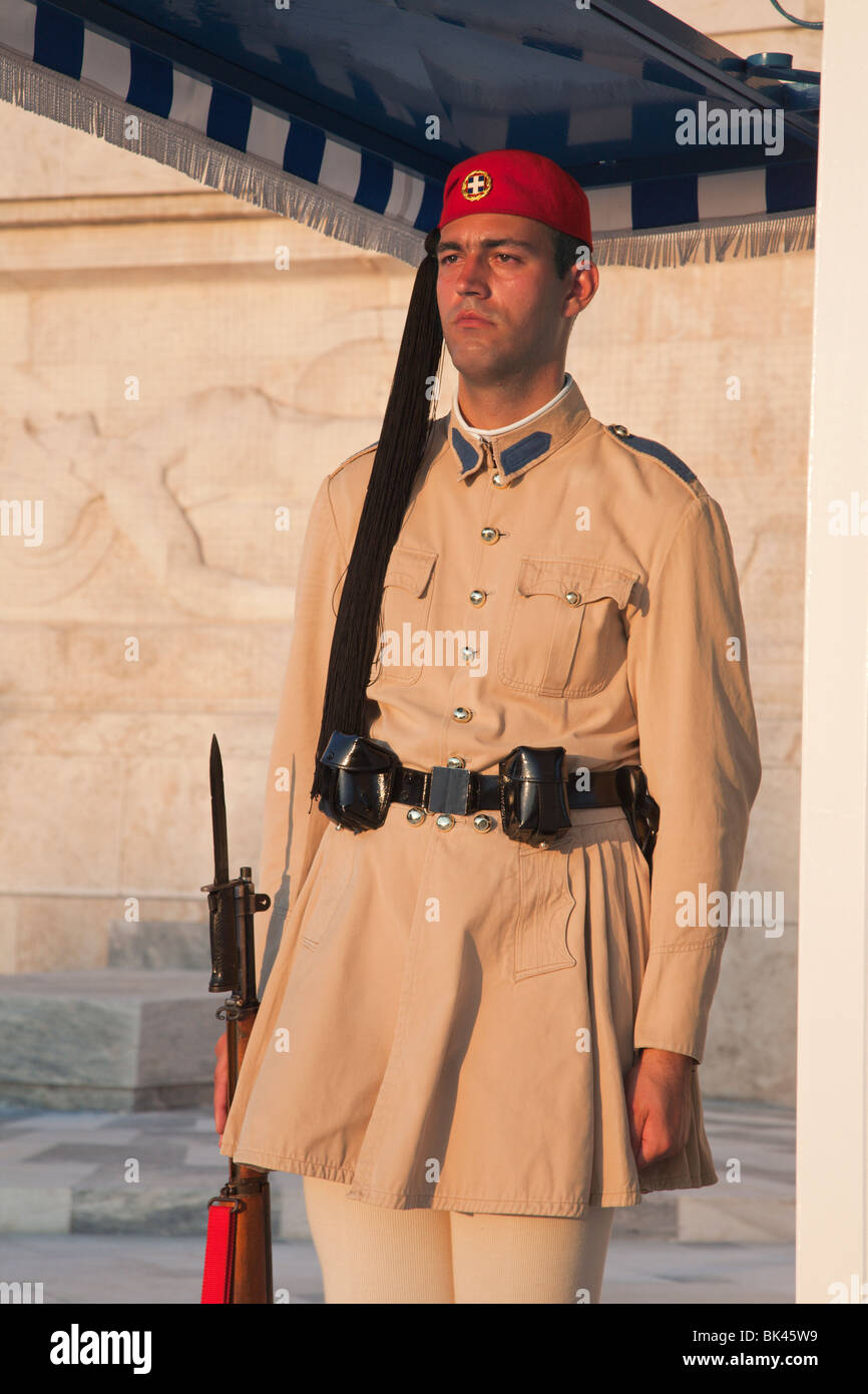 Guardia presidenziale di Evzone in uniforme di servizio estivo di khaki al Parlamento greco ad Atene Foto Stock